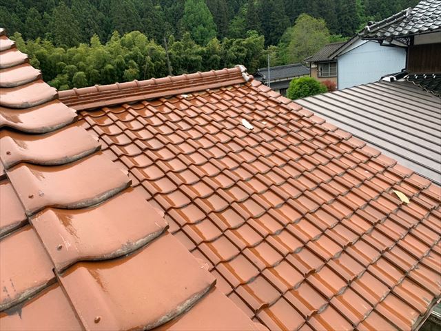 漆喰が剥がれた瓦屋根